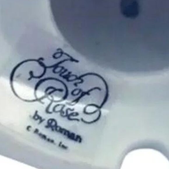 Porcelain Angel Holding a Rose - Picture 6 of 6